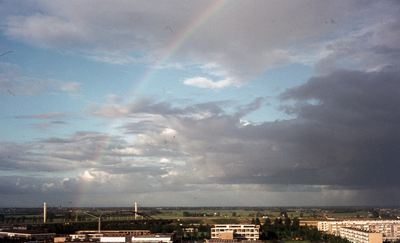 804498 Afbeelding van een regenboog boven Kanaleneiland te Utrecht, gezien vanaf een flatgebouw aan de Aziëlaan.